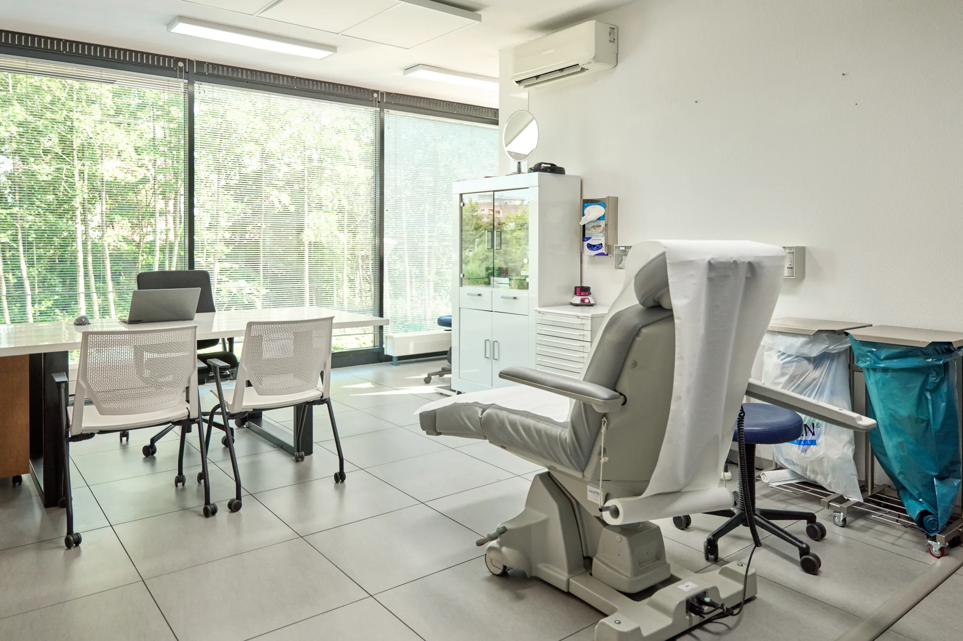 Lichte behandelkamer van Dutch Clinic