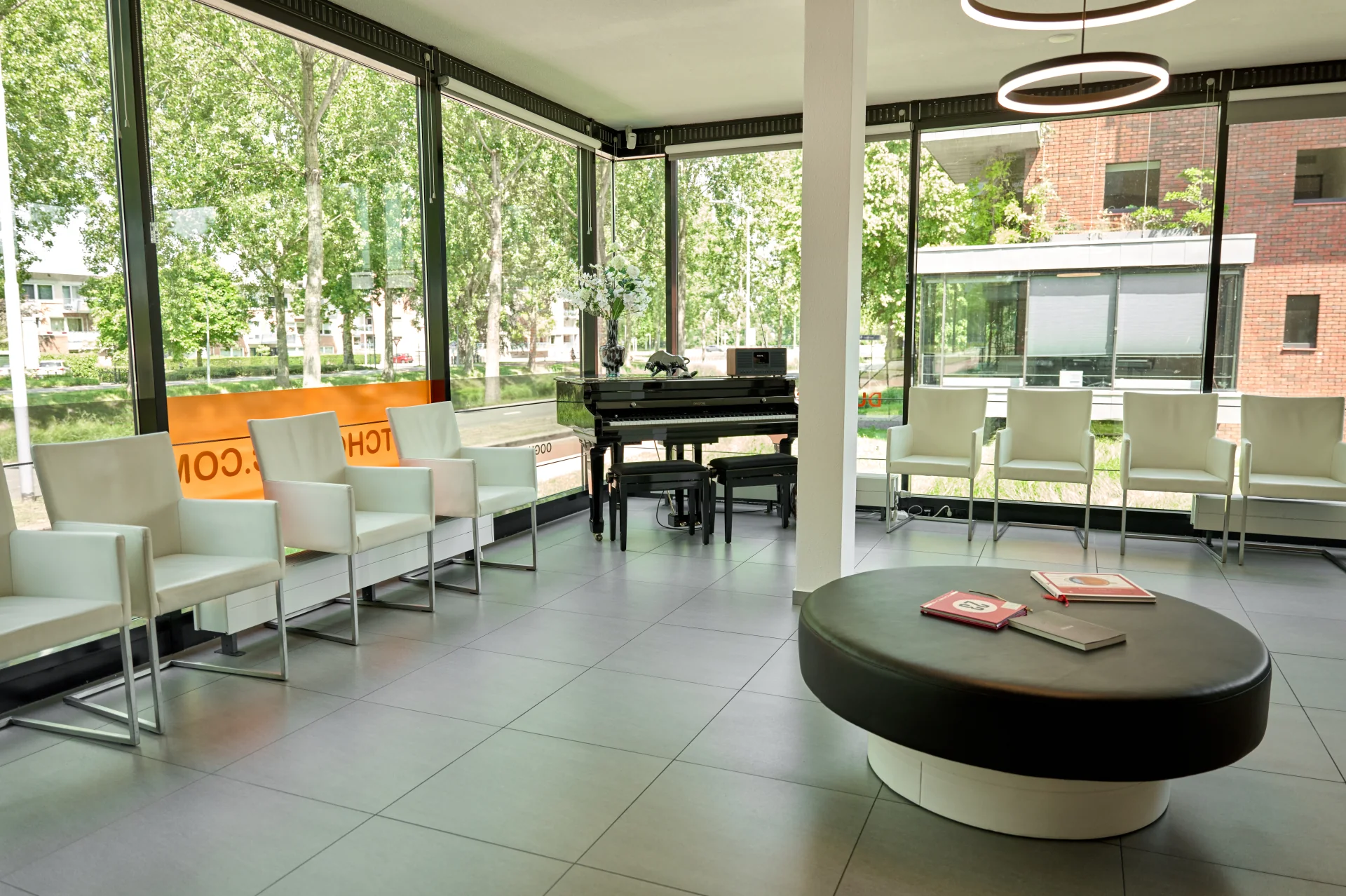 Lichte ontvangstruimte van Dutch Clinic
