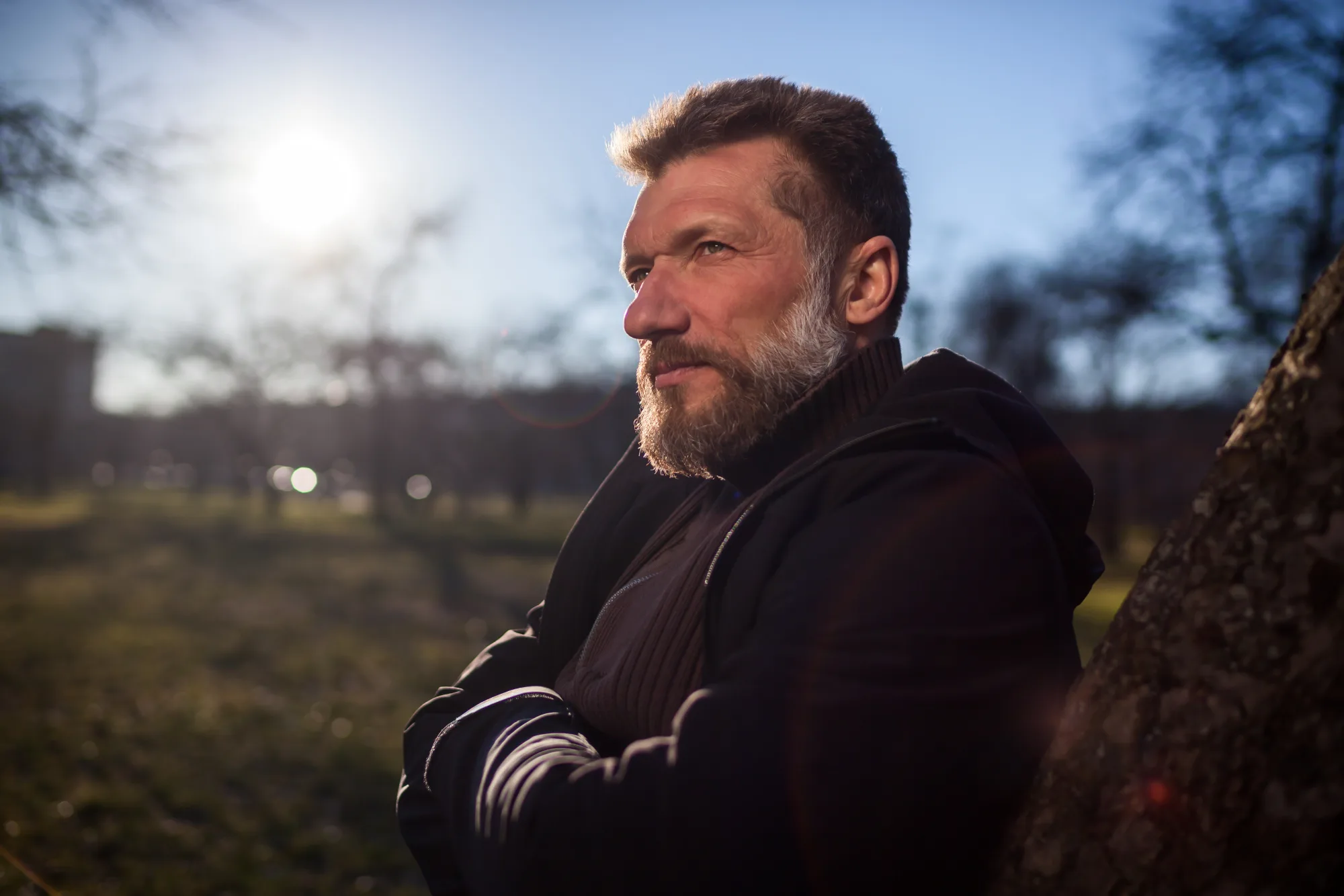 Man kijkt vooruit in een groene omgeving